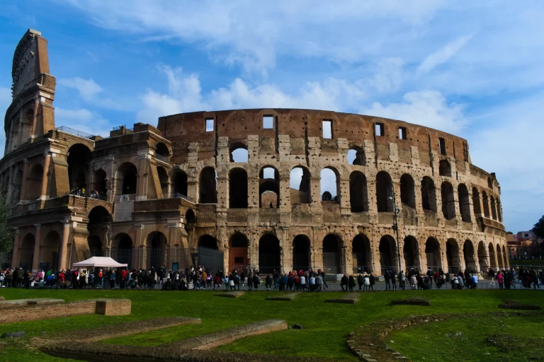 Fotografía del exterior del coliseo.